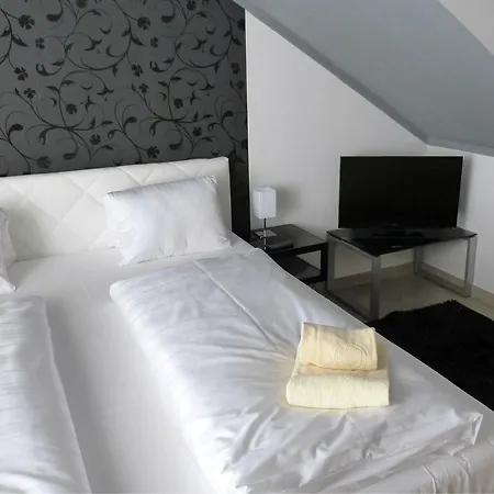 Low Budget Studio Leif By Ged Zell am See